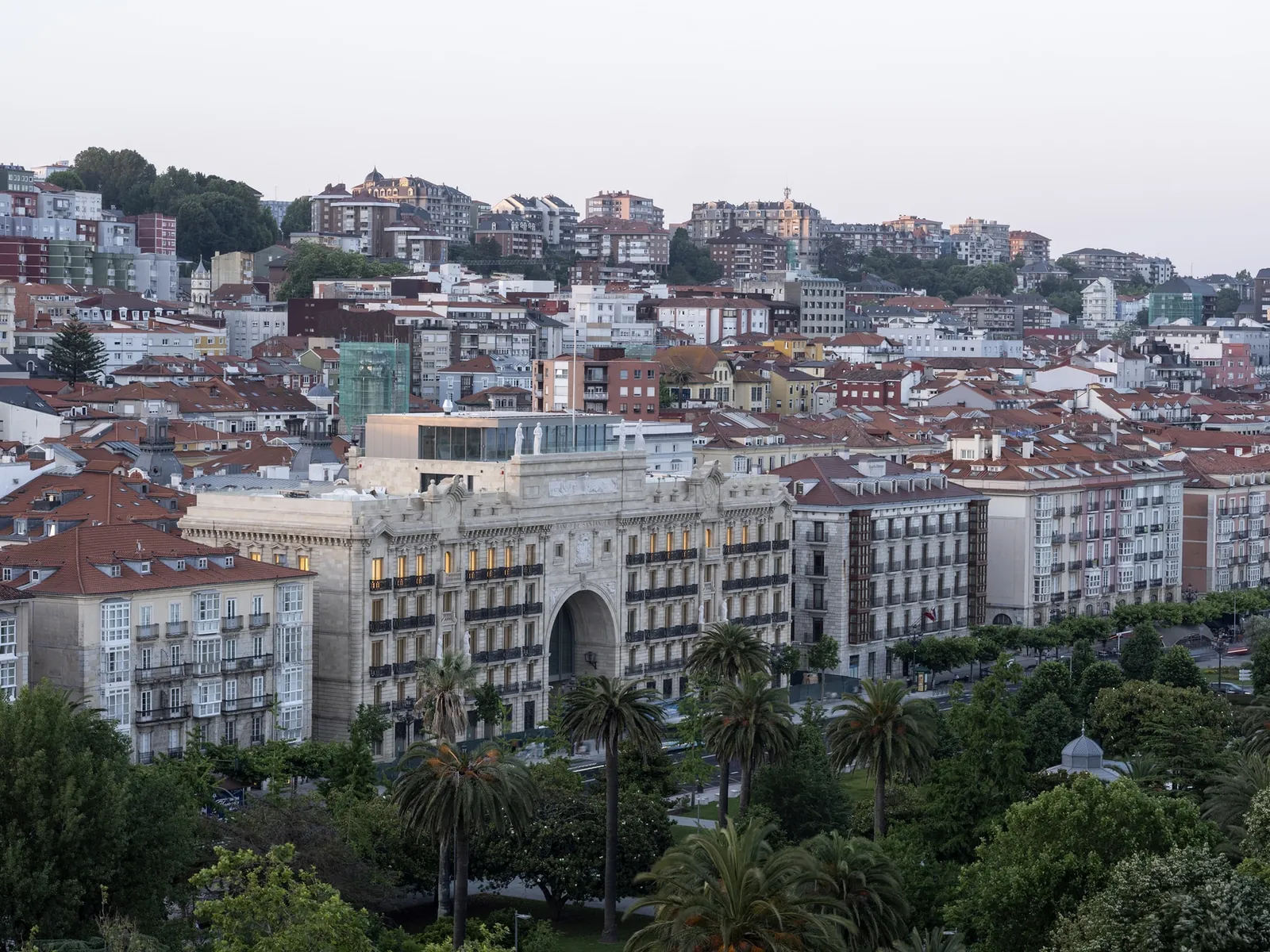 Vista de Santander con el edificio del antiguo Banco Santander en el Paseo de Pereda