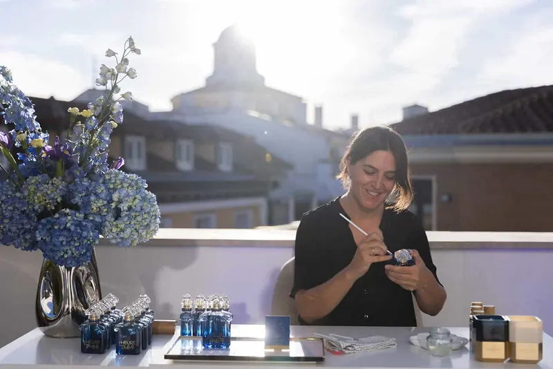 Presentación de Guerlain en la terraza de un ático, con las cúpulas de Madrid al fondo
